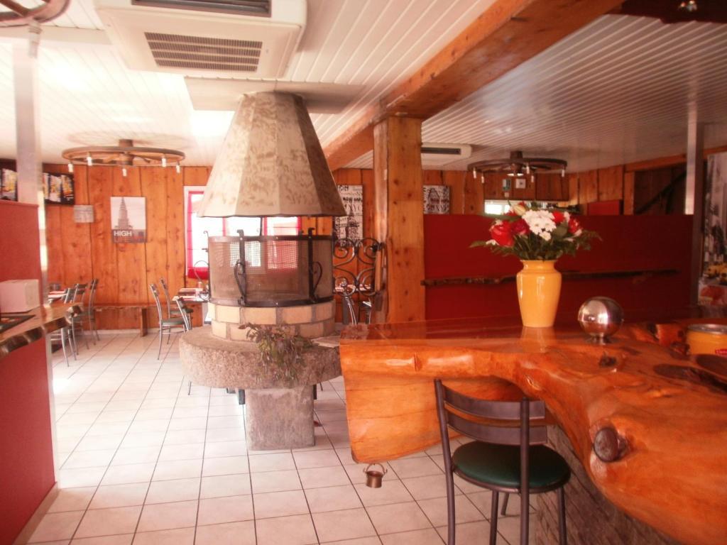 Hotel Restaurant Lancheton Saint-Julien-Mont-Denis Bagian luar foto